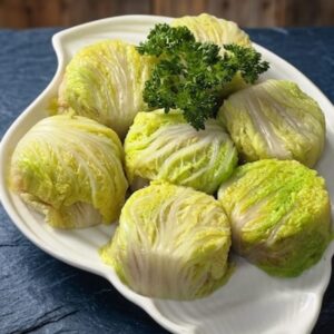 Peking cabbage rolls with beef